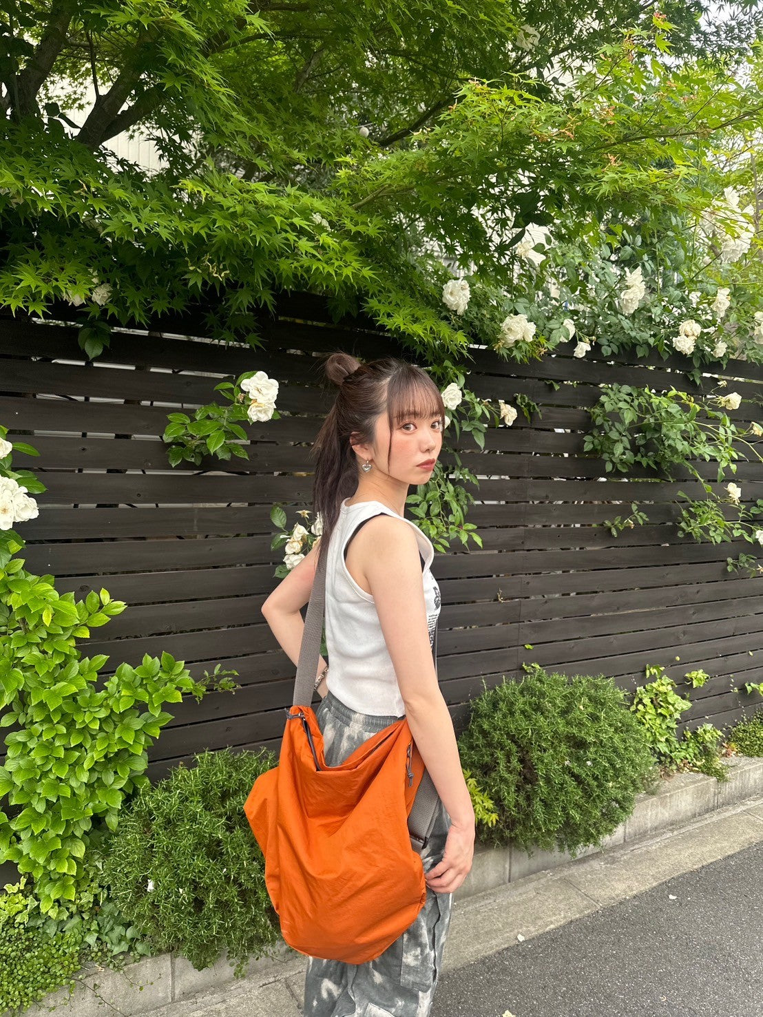 ＜LE2242904＞　グラフィックタンクトップ